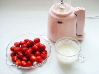 草莓酸奶杯,草莓去蒂清洗干净，酸奶备用。