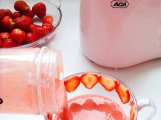 草莓酸奶杯,打好的果昔倒入杯中，一杯高颜值的果昔就做好了。