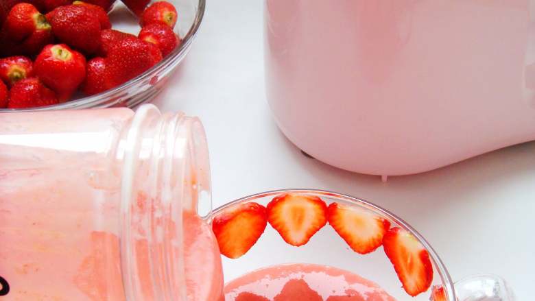 草莓酸奶杯,打好的果昔倒入杯中，一杯高颜值的果昔就做好了。