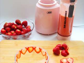 草莓酸奶杯,草莓切薄片均匀的贴在玻璃杯边缘。