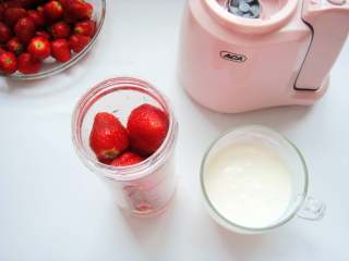 草莓酸奶杯,把草莓放入料理杯中。
