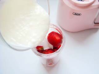 草莓酸奶杯,加入酸奶，喜欢更甜味的可以加入适量的蜂蜜。