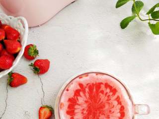 草莓酸奶杯,打好的果昔倒入杯中，一杯高颜值的草莓酸奶杯就做好了。还可以同样的方法多放点草莓再打点深色的汁滴在表面，用竹签画出图案，简单漂亮的拉花就完成了。