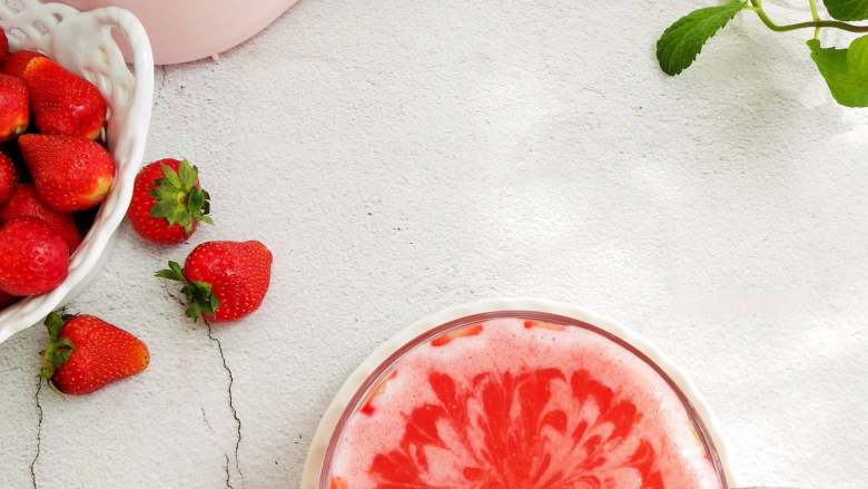 草莓酸奶杯,打好的果昔倒入杯中，一杯高颜值的草莓酸奶杯就做好了。还可以同样的方法多放点草莓再打点深色的汁滴在表面，用竹签画出图案，简单漂亮的拉花就完成了。