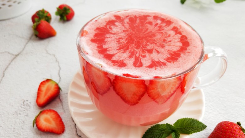 草莓酸奶杯,夏季里的高颜值饮品。