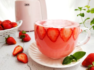 草莓酸奶杯,营养丰富！