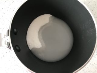 小粉马,把细砂糖2倒入奶锅中，加入矿泉水1，用筷子把细砂糖和水搅拌均匀。奶锅大家尽量选择口径小的，我这个是12厘米口径的，不要选择12厘米以上的，太大口径的熬糖水容易糊底。