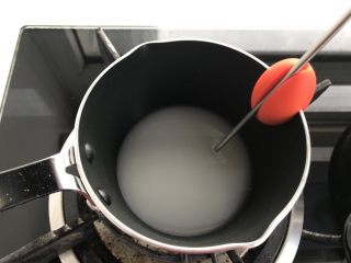 小粉马,装糖水的奶锅坐在煤气灶上，把温度计探针夹在奶锅上，探针的尖要放在糖水中间，不能接触到锅底，直接接触锅底温度不准确。全程开小火，熬糖水，千万别开大火，大火直接就把糖水熬干了。