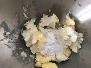 小粉马,之后做夹馅，把奶油奶酪和黄油室温软化，加入糖粉打发至细腻蓬松的状态。