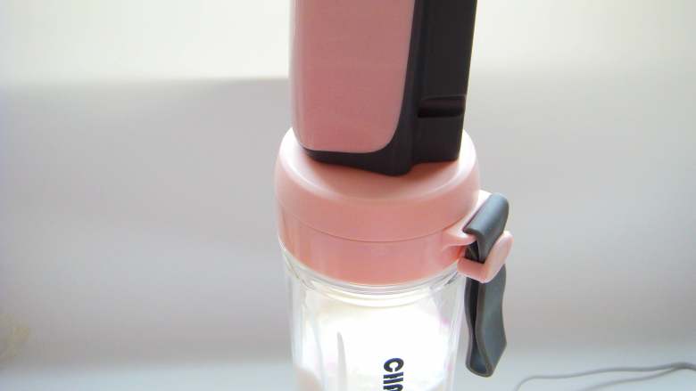 红粉佳人珍珠果昔,用真空头抽去杯中的空气。