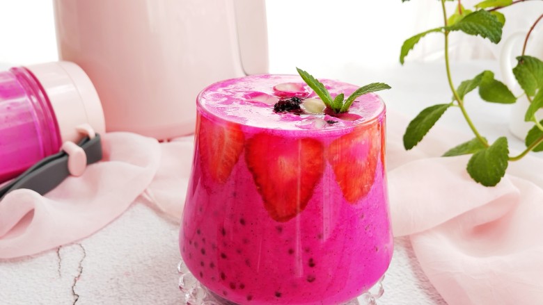 红粉佳人珍珠果昔,简单易做的夏季高颜值饮品。