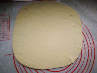 双色花卷,取一份白色面团擀成长方形的饼
