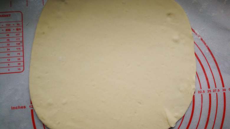 双色花卷,取一份白色面团擀成长方形的饼