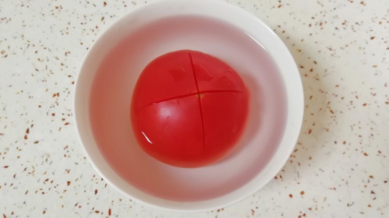 了不起的小番茄+番茄鸡蛋饼,<a style='color:red;display:inline-block;' href='/shicai/ 59'>番茄</a>顶部划十字，用开水烫一下去皮。