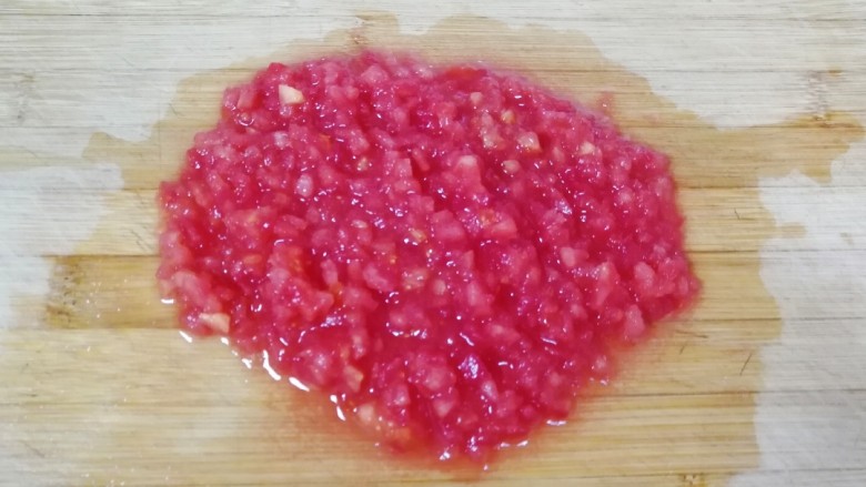 了不起的小番茄+番茄鸡蛋饼,去皮的番茄切成小丁。