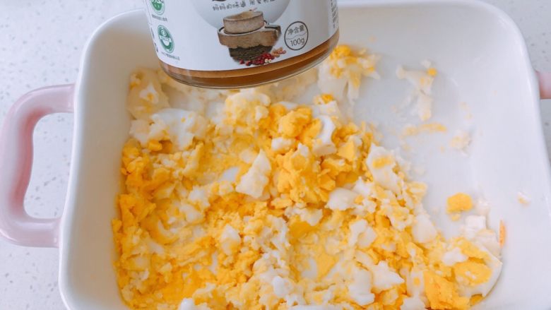 冬瓜蛋黄酱盖面,鸡蛋弄碎放入红枣花生芝麻酱，搅拌均匀