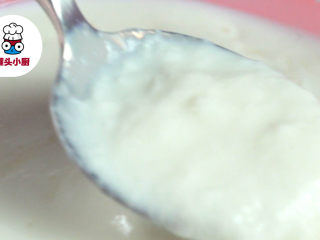 零难度网红松饼棒,牛奶250ml加入柠檬汁15ml，混合均匀，静置10分钟，待牛奶成絮状