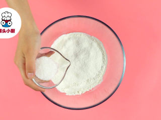 零难度网红松饼棒,低筋面粉150g过筛，加入白砂糖15g、盐少许，混合均匀