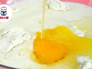 零难度网红松饼棒,加入絮状牛奶、鸡蛋1个、黄油液10g，搅拌均匀，静置约30分钟，待面粉变浓稠