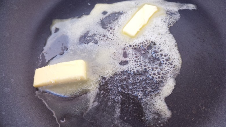 蒜香黑胡椒烤鳕鱼,把黄油放平底锅里融化
