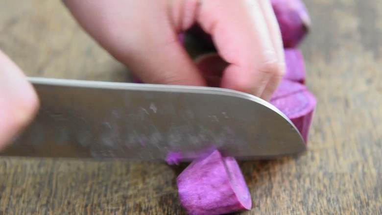 紫薯鸡蛋卷—好吃又营养，关键是颜值也高,紫薯去皮切小块。

沸水入锅，大火蒸15分钟。
