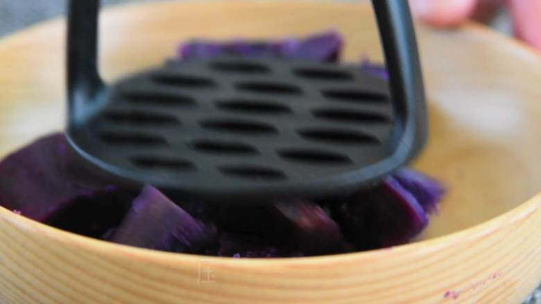 紫薯鸡蛋卷—好吃又营养，关键是颜值也高,蒸好的紫薯，淋上蜂蜜，压成紫薯泥。