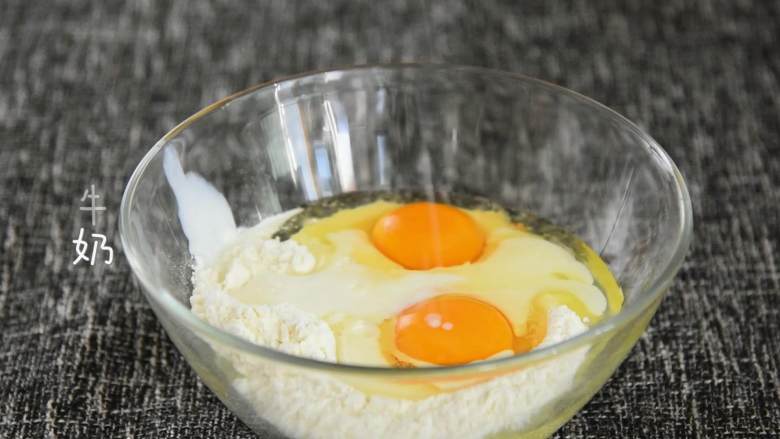 紫薯鸡蛋卷—好吃又营养，关键是颜值也高,鸡蛋打入装有面粉的容器中，再将牛奶倒入搅拌。

边加牛奶边搅拌。