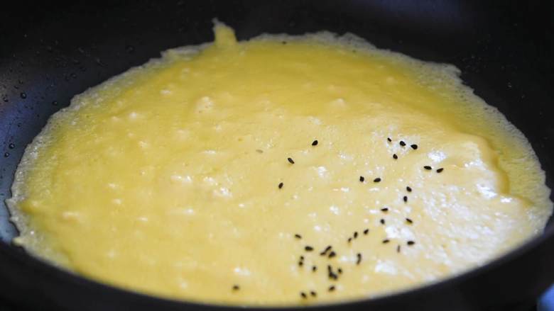 紫薯鸡蛋卷—好吃又营养，关键是颜值也高,撒上黑芝麻。

翻面，关火，余温继续烘烤。