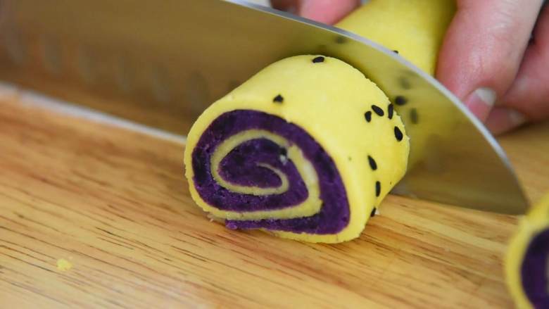 紫薯鸡蛋卷—好吃又营养，关键是颜值也高,切成段即可。