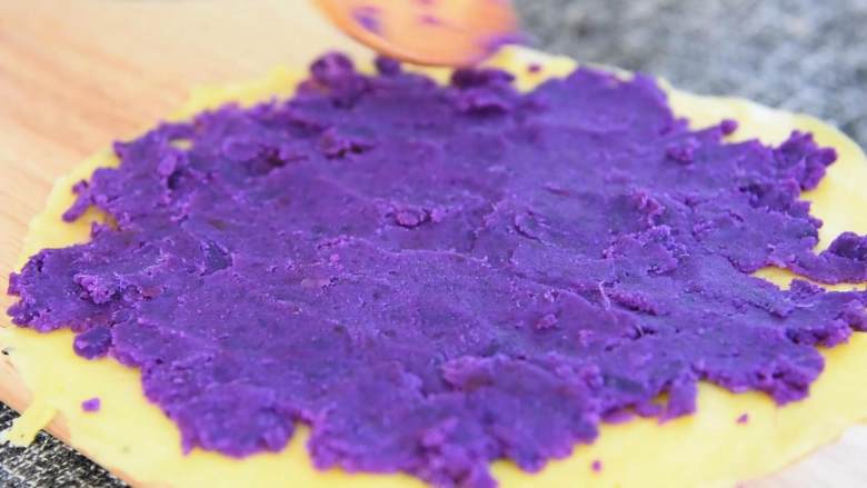 紫薯鸡蛋卷—好吃又营养，关键是颜值也高,平摊饼皮，铺上紫薯泥。