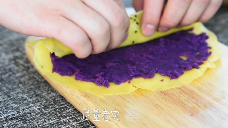 紫薯鸡蛋卷—好吃又营养，关键是颜值也高,卷饼皮（尽量卷实）。
