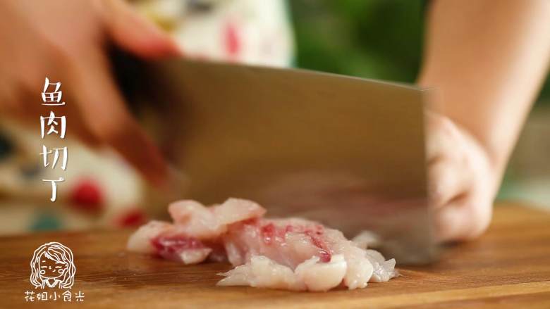12m+赛螃蟹,黄鱼肉切丁~
tips：这块无刺的鱼肉，是勤劳的老母亲早起买的一整条黄鱼剔出来的~