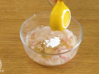 12m+赛螃蟹,挤入柠檬汁和淀粉、盐，搅拌均匀~