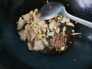 干煸豆角,放入花椒，生姜，大蒜。