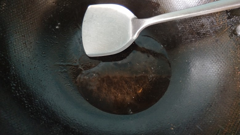 蚕豆炒鸡蛋,锅内放油，烧热。