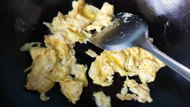 蚕豆炒鸡蛋,倒入鸡蛋，炒散，盛出。