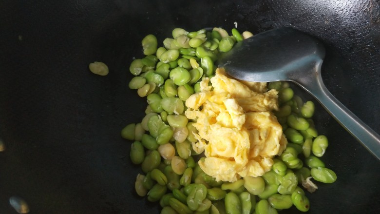 蚕豆炒鸡蛋,汤汁烧干，放入鸡蛋，翻炒。