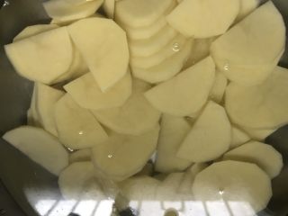 干锅土豆片,做法与步骤：
土豆切成稍微厚一点的片，放入水中去掉淀粉。