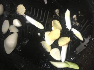 干锅土豆片,另一个锅中倒入食用油，放入辣椒段，蒜片，姜片煸炒