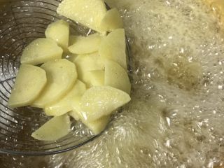 干锅土豆片,锅中倒入食用油，六七成热时，放入土豆片炸制两面微黄即可捞出。