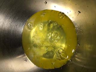 绵软香醇蛋糕卷-ukoeo风炉制作,开始分离鸡蛋 蛋白里放几滴白醋和盐 放一旁备用
