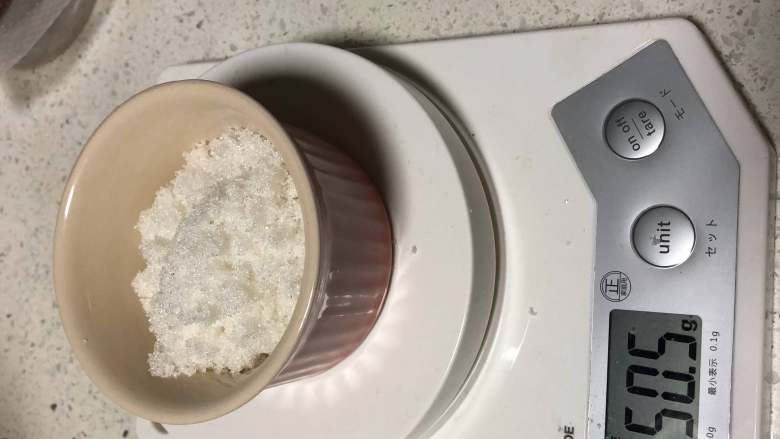 绵软香醇蛋糕卷-ukoeo风炉制作,把糖称好 我用的绵白糖哦 这个时候风炉预热165度