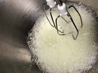 绵软香醇蛋糕卷-ukoeo风炉制作,开始打发蛋白 鱼眼泡第一次加糖