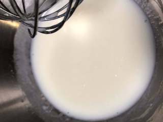 绵软香醇蛋糕卷-ukoeo风炉制作,玉米油和牛奶充分搅拌至乳化