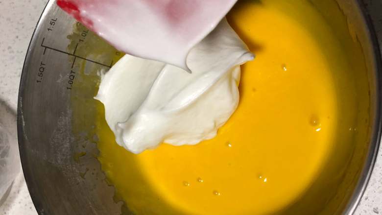 绵软香醇蛋糕卷-ukoeo风炉制作,先取一部分到蛋黄糊里