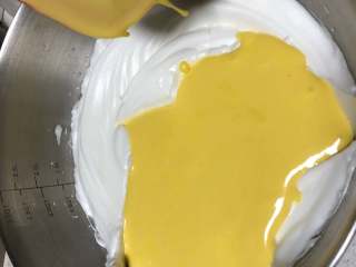绵软香醇蛋糕卷-ukoeo风炉制作,把翻拌好的蛋黄糊倒入蛋白里