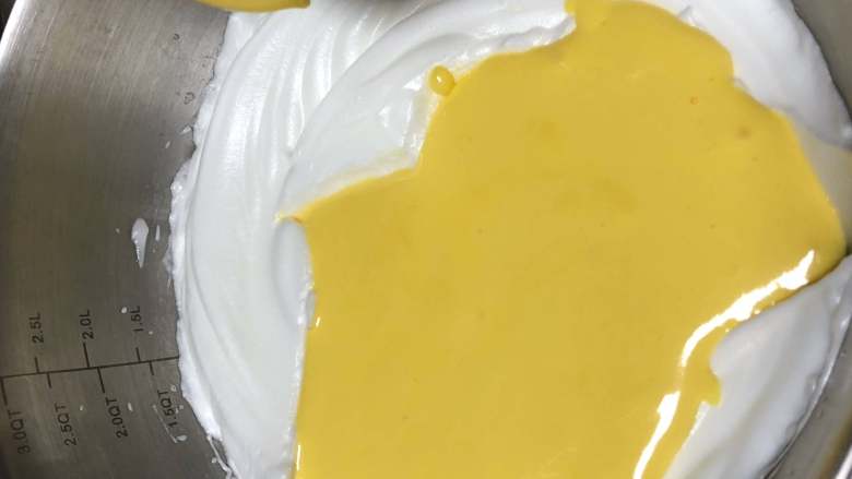 绵软香醇蛋糕卷-ukoeo风炉制作,把翻拌好的蛋黄糊倒入蛋白里