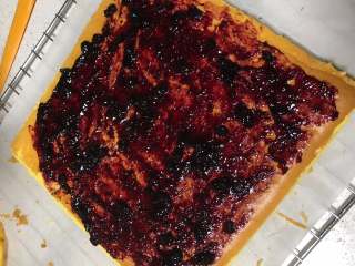 绵软香醇蛋糕卷-ukoeo风炉制作,把四周边缘切掉 不切也可以的 均匀涂上果酱
