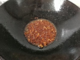 肉末酱爆茄条,然后调入少许盐、老抽、生抽、醋，再加一点点清水烧开
