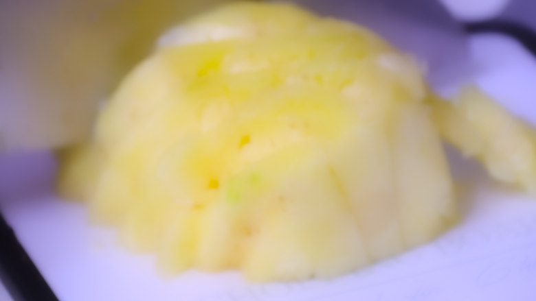 酸甜可口的菠萝咕噜肉,菠萝切小块后用盐水浸泡片刻